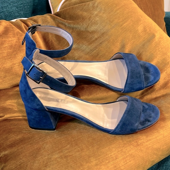M. Gemi Navy Suede mid heel sandals only worn once! Size 39 - Picture 2 of 4
